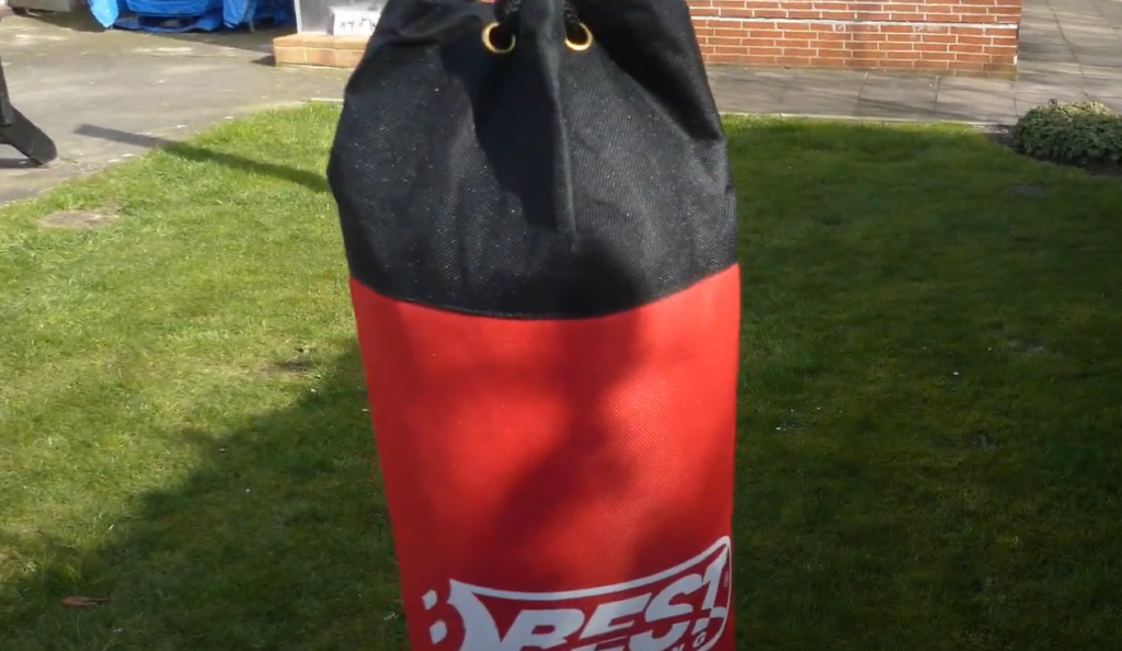 Training zu Hause mit einem persönlichen Boxsack