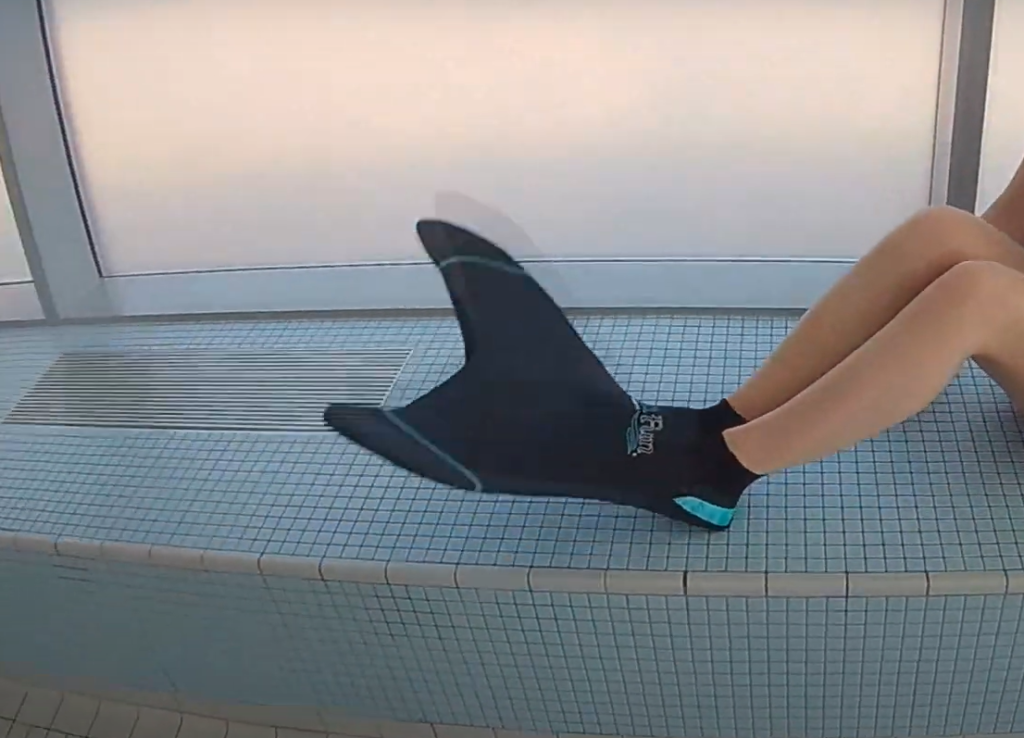 Kann man mit einem Meerjungfrauenschwanz ohne Monoflosse schwimmen?